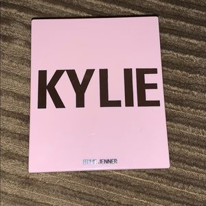 KYLIE “ICE ME OUT” HIGHLIGHTER